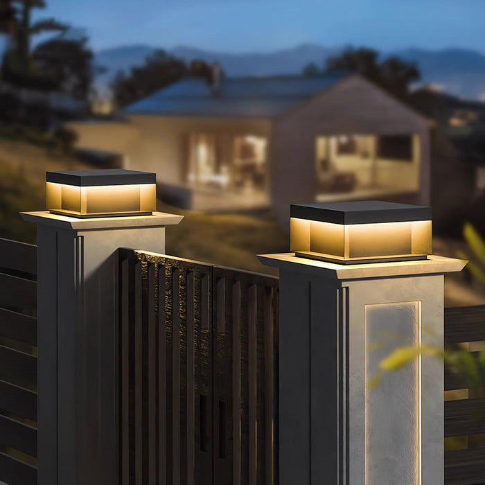 "Robuuste weerbestendige zonne wandlamp met geïntegreerde LED en mat acryl, ideaal voor sfeervolle tuindecoratie"