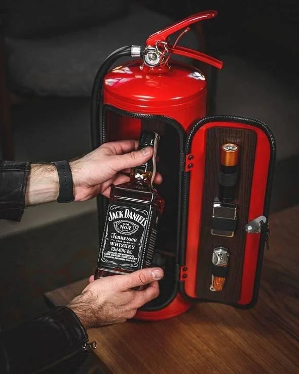 Rode brandblusser verstopte bar. Stijlvolle geheime drankopslag, ideaal voor mancave of interieur. Discreet en uniek cadeau.