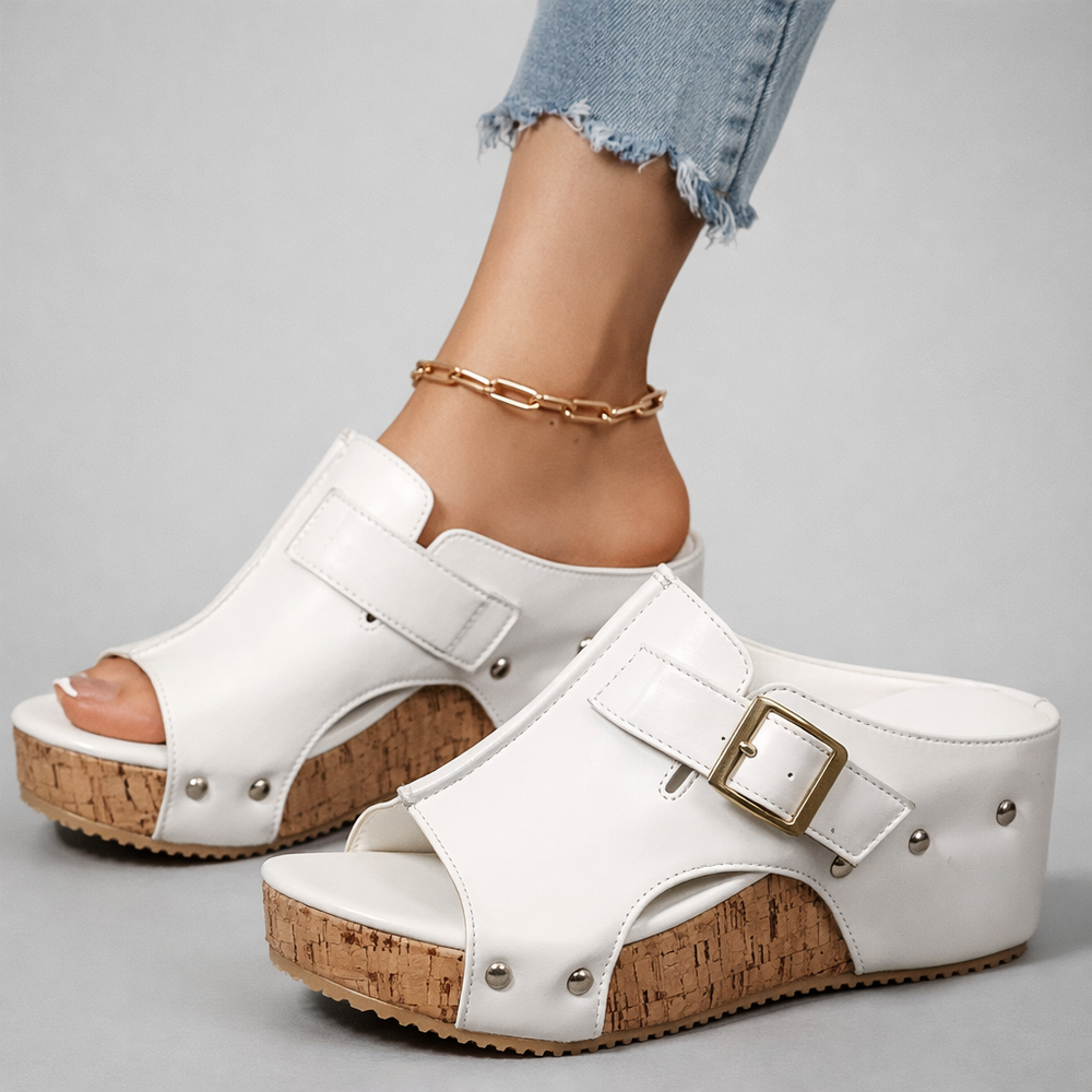 Zwarte retro stijl wedge sandalen voor dames met brede gesp. Comfortabele platform mules.