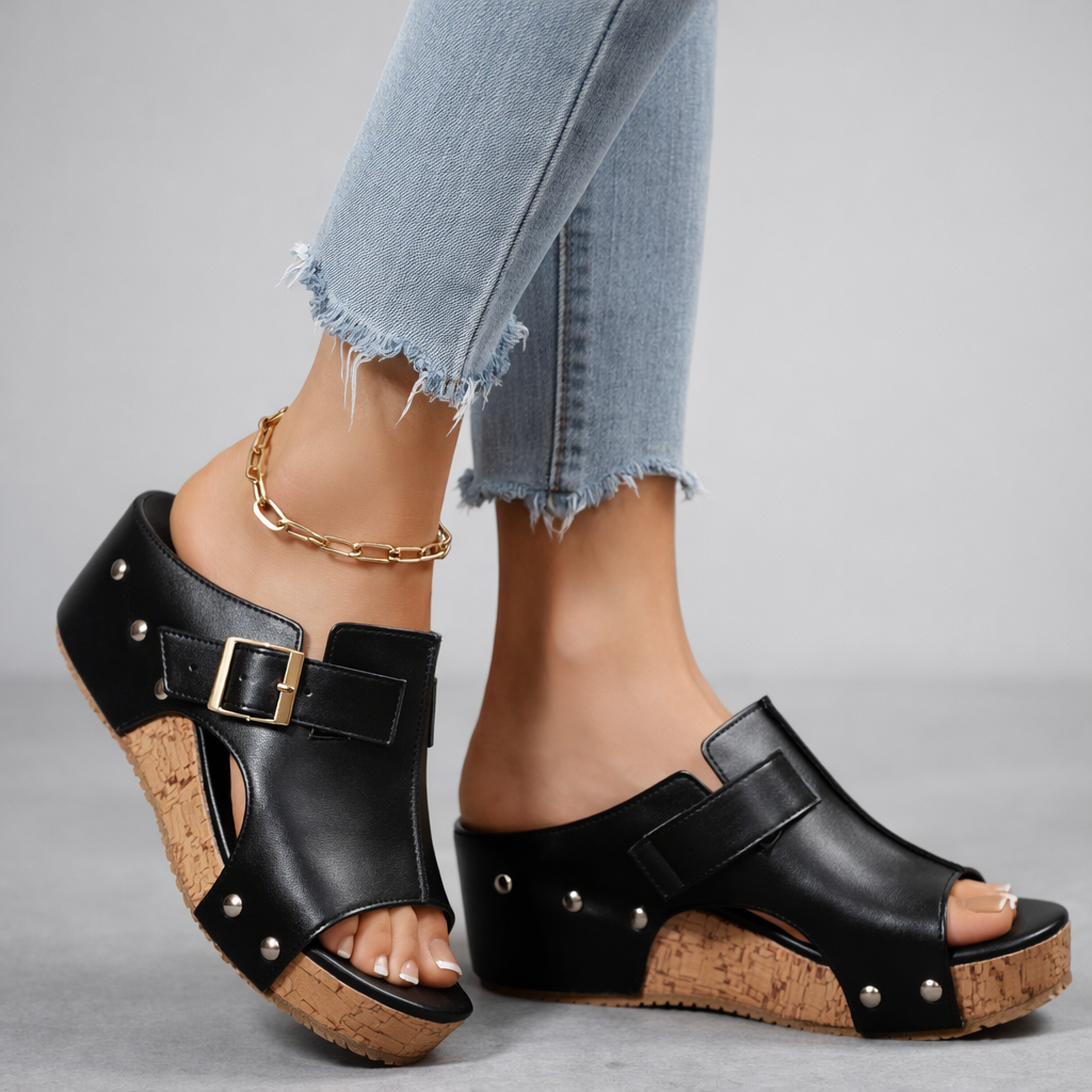 Witte dames gespsandalen met comfortabele wedge zool en open teen. Ideaal voor de zomer.