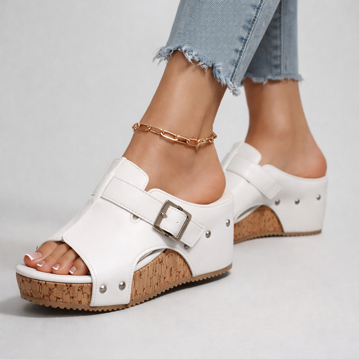 Zwarte comfortabele wedge sandalen, dames model met open teen en decoratieve gesp.