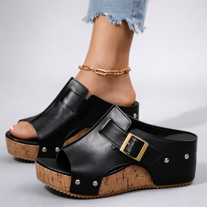 Witte dames mules met platform en wedge hak, voorzien van gesp. Perfecte retro zomer sandalen.