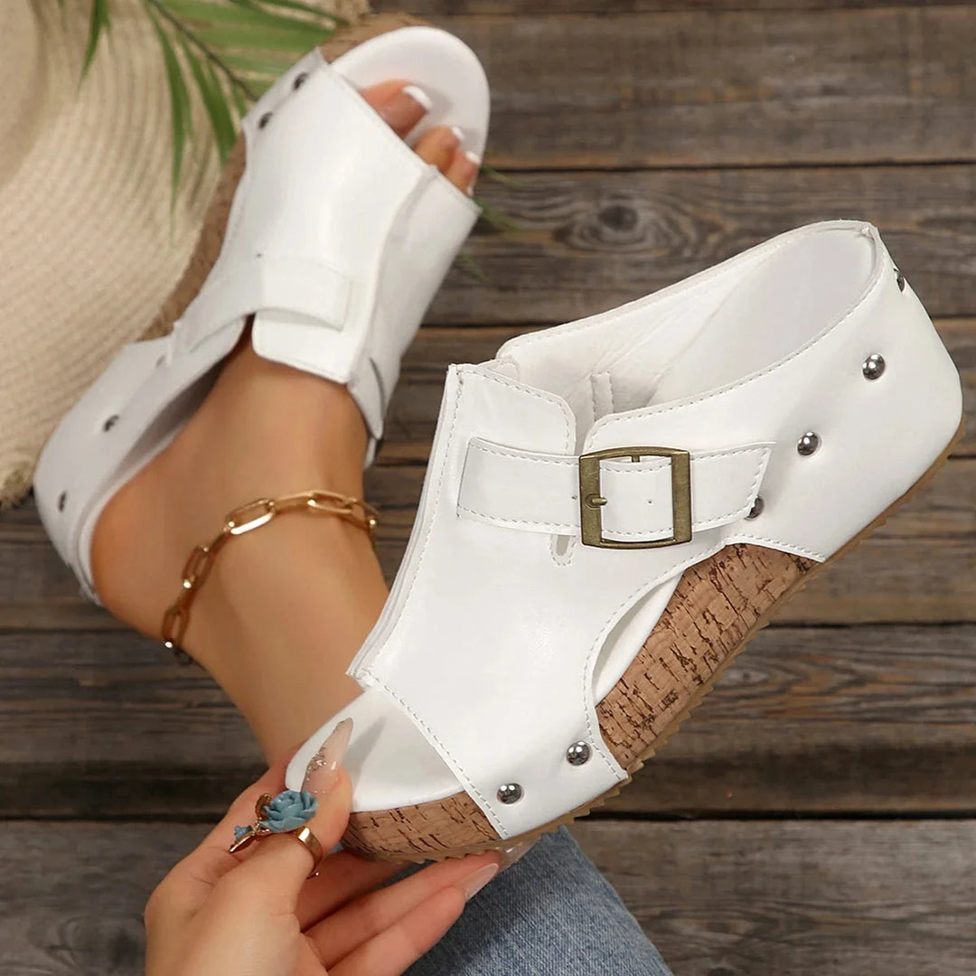 Zwarte retro platform sandalen voor dames, comfortabele instappers met wedge en gespsluiting.