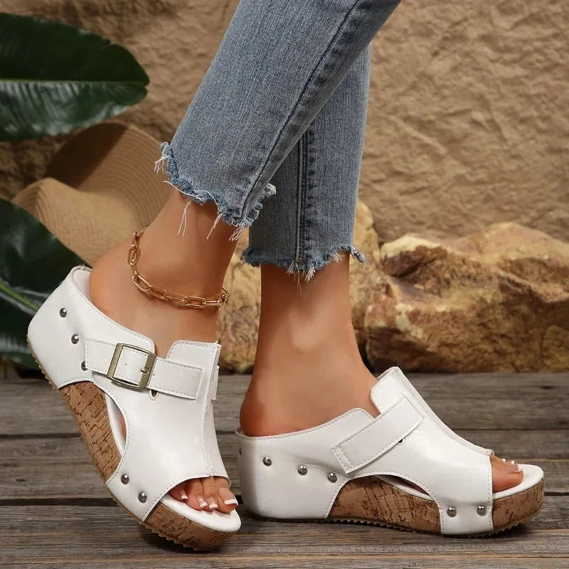 Witte comfortabele dames platform sandalen met gesp, open teen en trendy wedge zool.