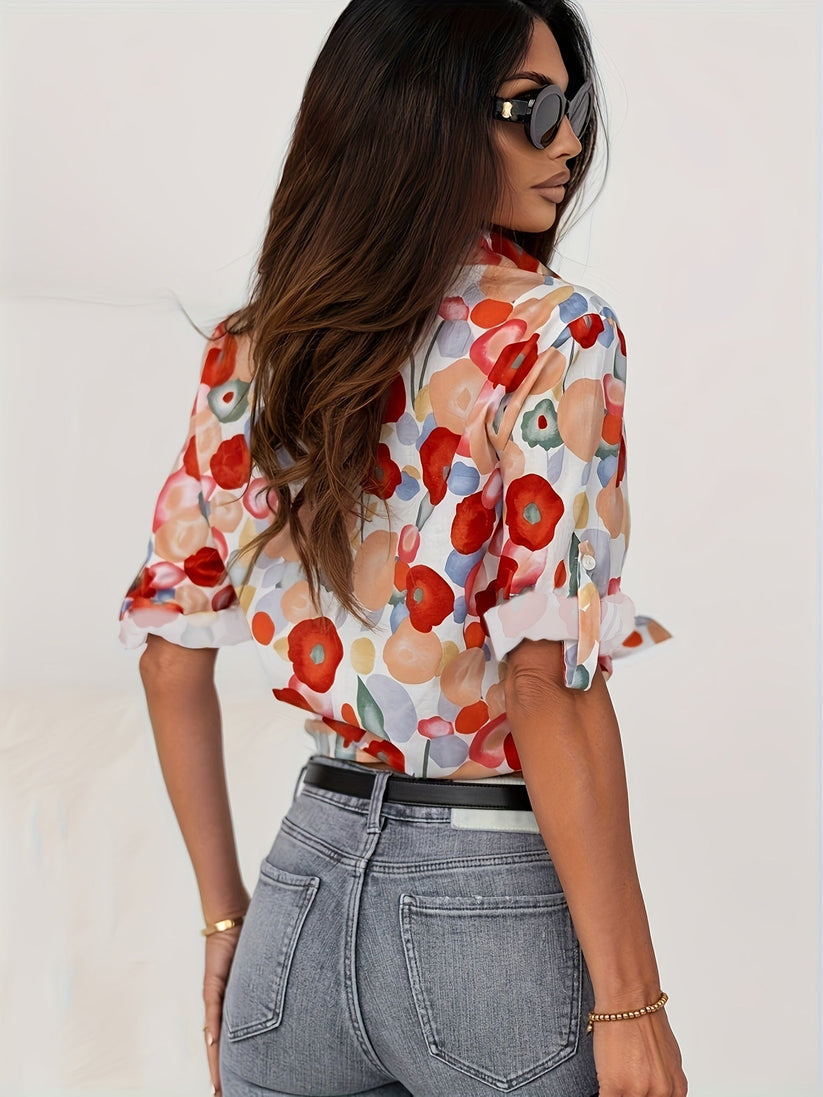 Elegante casual damesbloes met lange mouw en levendig rood bloemenpatroon voor dagelijks gebruik.