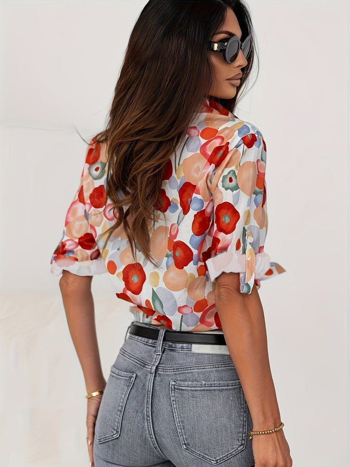 Elegante casual damesbloes met lange mouw en levendig rood bloemenpatroon voor dagelijks gebruik.