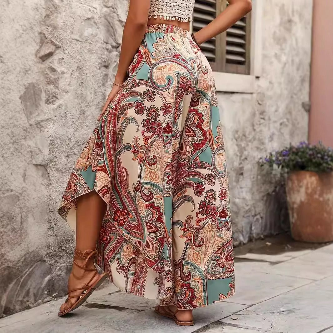 Stijlvolle damesbroek met opvallende rode bohemian print en trendy wijde pijpen; een must-have voor de zomer.