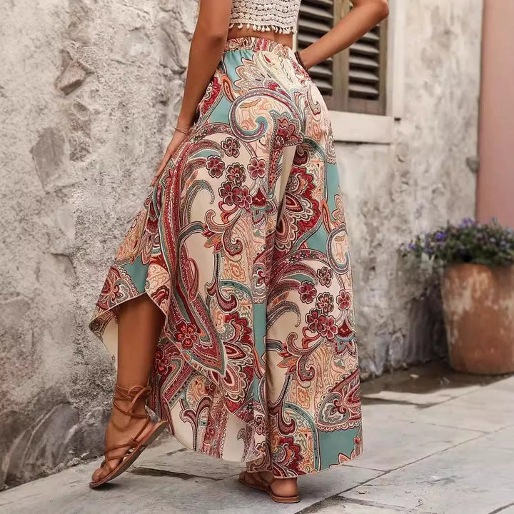 Stijlvolle damesbroek met opvallende rode bohemian print en trendy wijde pijpen; een must-have voor de zomer.