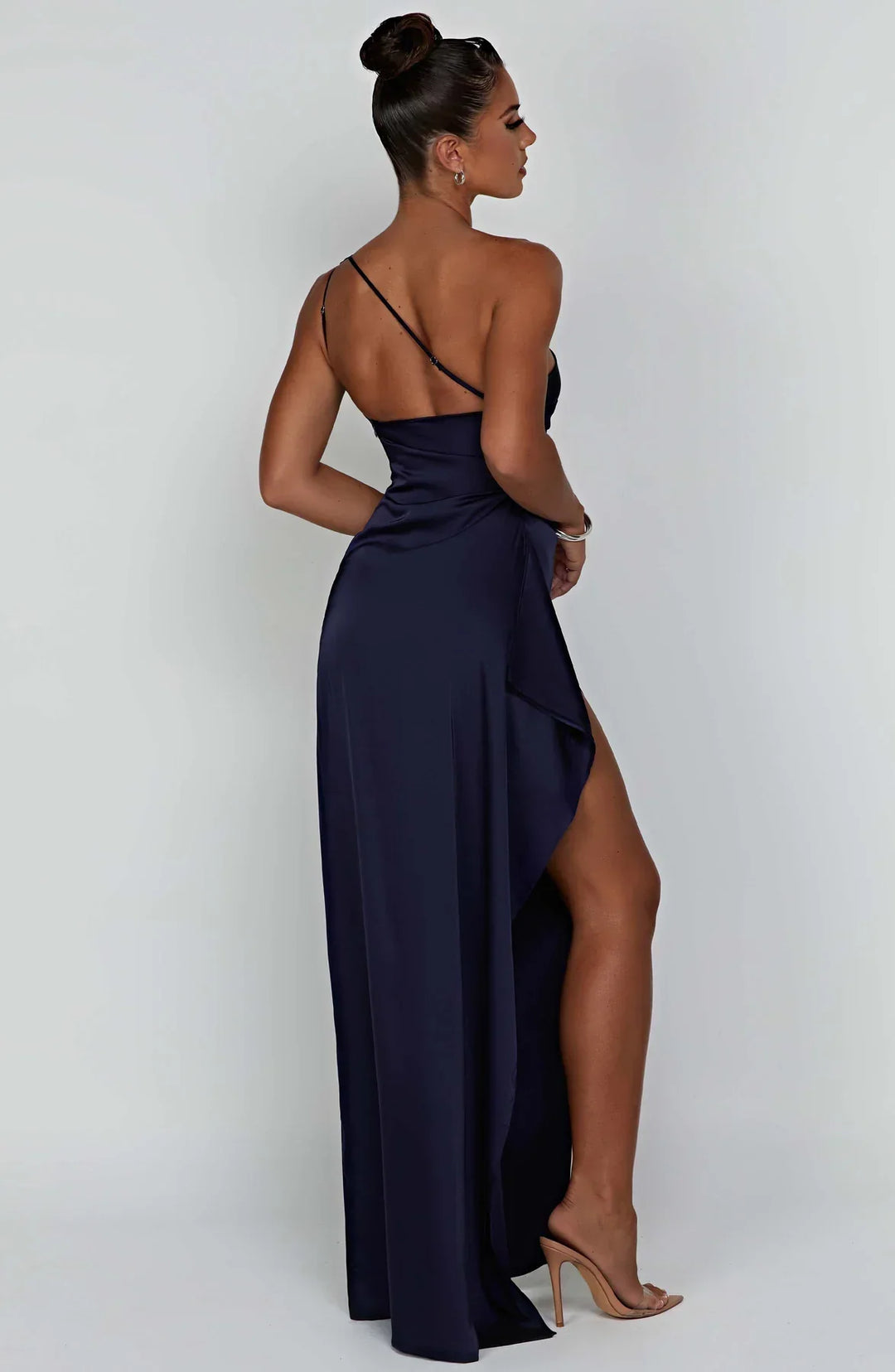 Lichtbeige feestjurk met one shoulder, fijne plooien en een lange split.