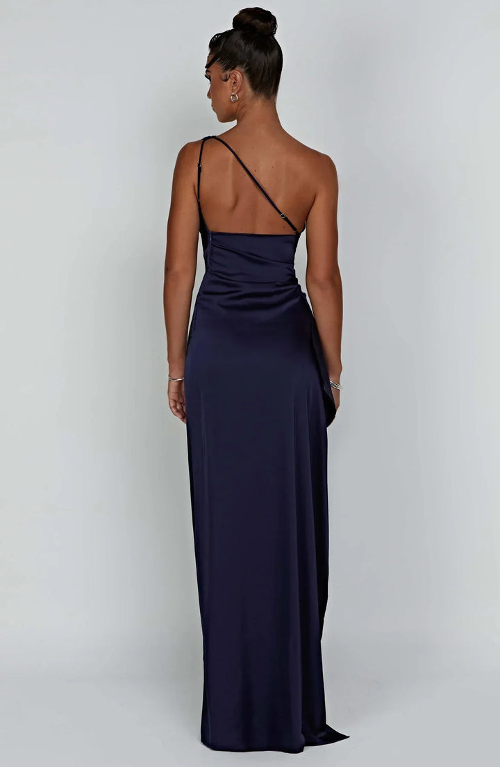 Getailleerde beige splitjurk, one shoulder stijl en prachtig geplooid detail.
