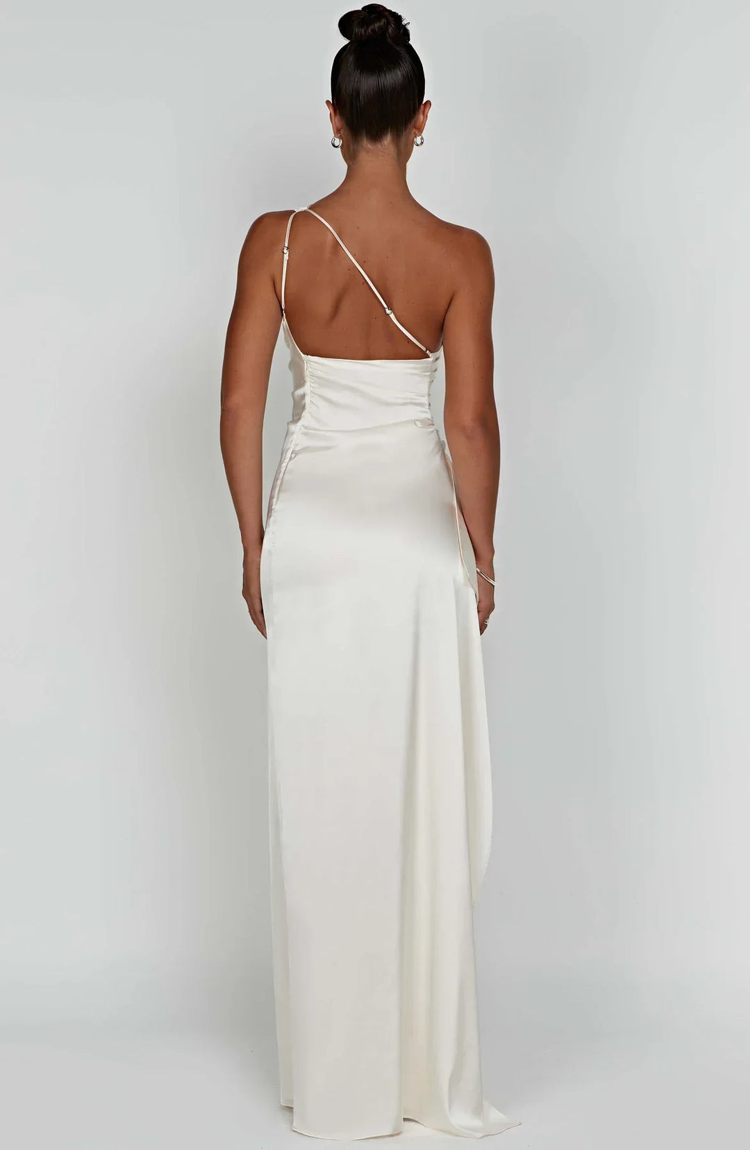 Elegante middernachtblauwe one-shoulder jurk, plooien, ideaal voor gala.