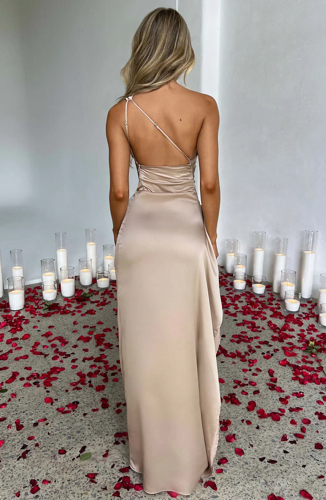 Verfijnde dieprode splitjurk, one shoulder design en geplooide taille.