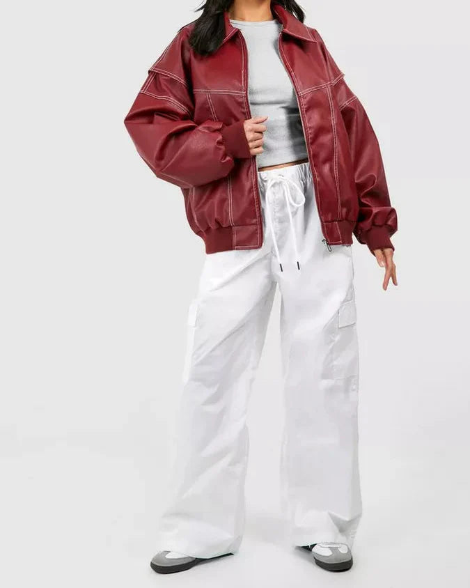 Comfortabele rode oversized winterjas voor dames, met elegante afwerking, perfect voor koude dagen.