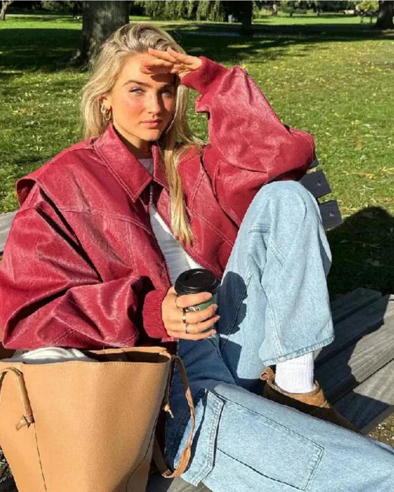 Dames oversized jas in rood, warm, comfortabel en stijlvol, een essentieel kledingstuk.