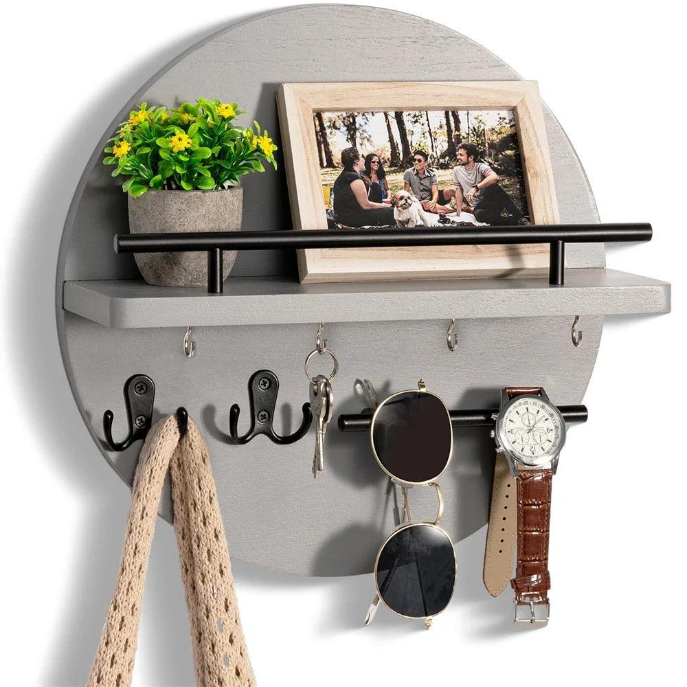 Georganiseerde entree met duurzame ronde houten sleutelhouder voor wandmontage.