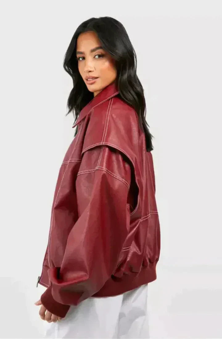 Comfortabel rood oversized damesjack. Ideaal voor casual streetwear en de koelere dagen in herfst of voorjaar.