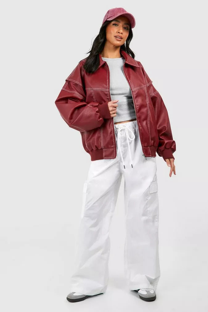 Modern rood damesjack, oversized pasvorm voor ultiem comfort. Perfect als casual streetwear in herfst/voorjaar.