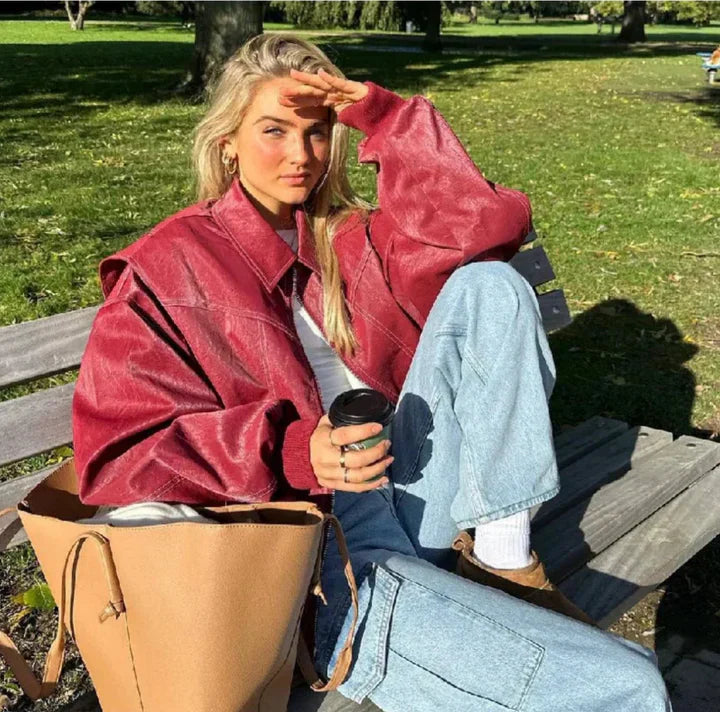Stijlvol rood oversized damesjack. Veelzijdig en comfortabel voor zowel herfst- als voorjaarsoutfits. Casual-moderne look.