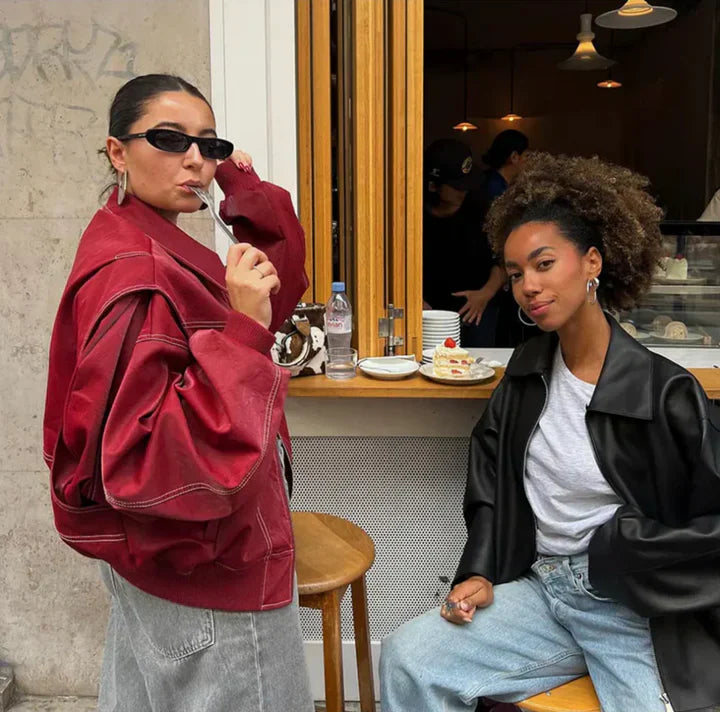 Trendy rood oversized damesjack, perfect voor een casual streetwear look. Comfortabel en modern, geschikt voor herfst/voorjaar.