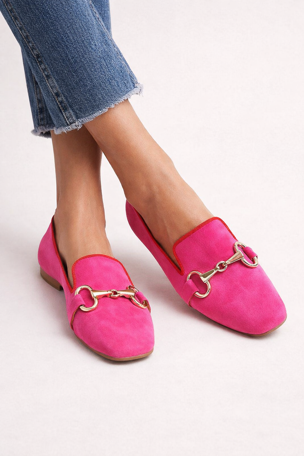 Roze dames loafers met elegant metallic detail, comfortabele instappers voor lente en zomer.