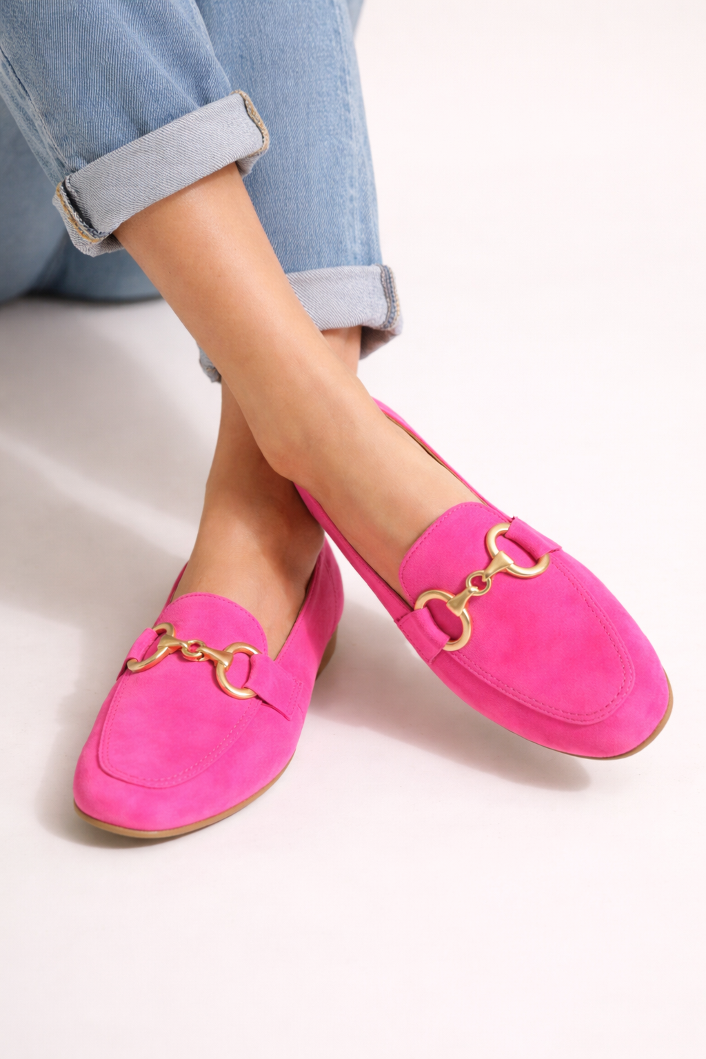 Roze dames mocassins met metallic detail, comfortabele platte zool. Stijlvolle instappers voor dagelijks gebruik.
