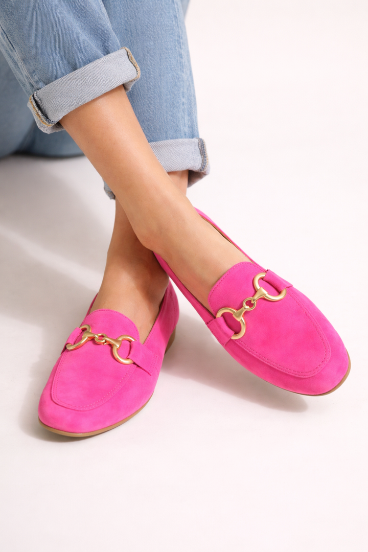 Roze dames mocassins met metallic detail, comfortabele platte zool. Stijlvolle instappers voor dagelijks gebruik.
