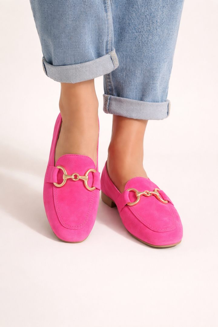 Elegante roze dames mocassins met trendy metallic detail en comfortabele platte zool, casual chic.