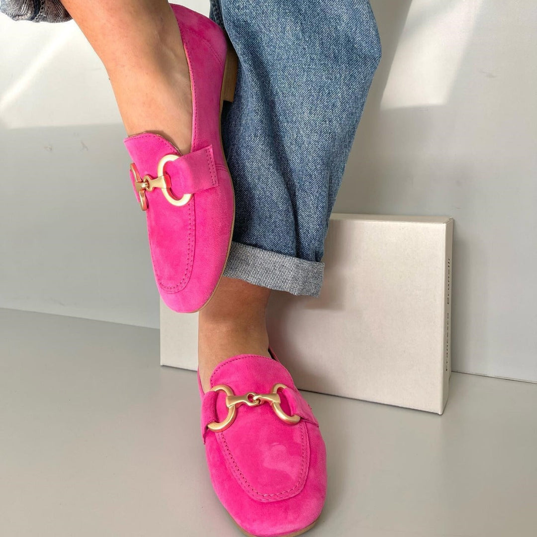Luxe roze dames mocassins, instappers met metallic detail en comfortabele platte zool. Ideaal voor zomerse dagen.
