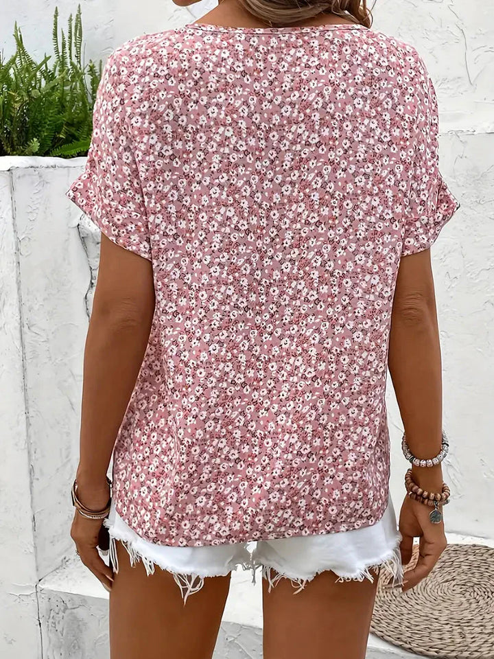Elegante roze dames zomerblouse met ditsy bloemenprint en praktische knoopsluiting, ideaal voor warme dagen.