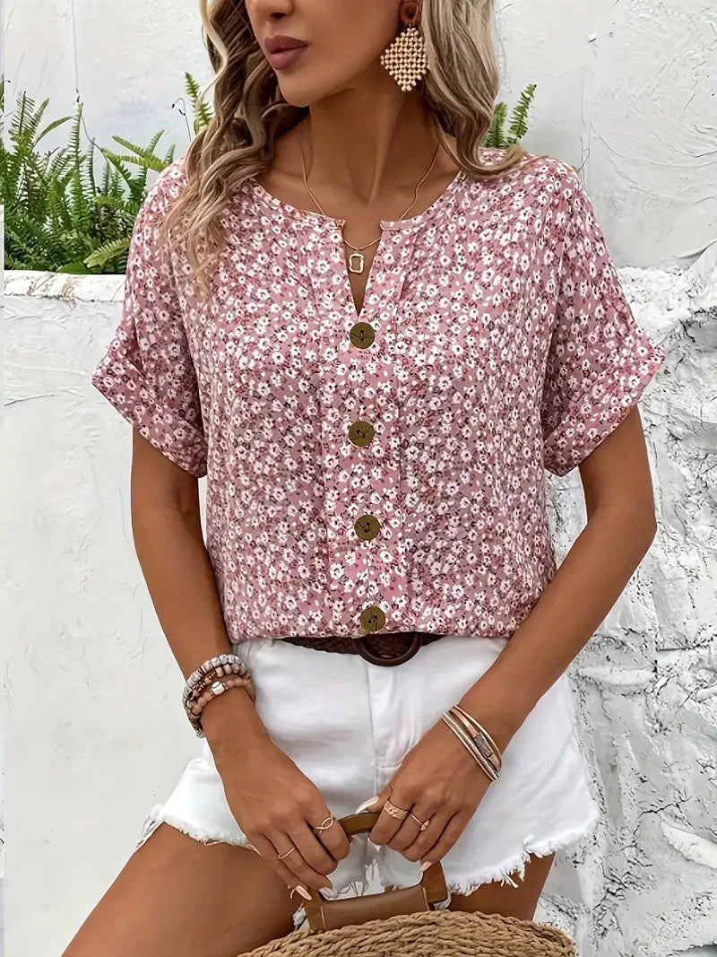 Frisse dames zomerkleding: roze blouse met levendige bloemenprint, korte mouwen en comfortabele pasvorm.