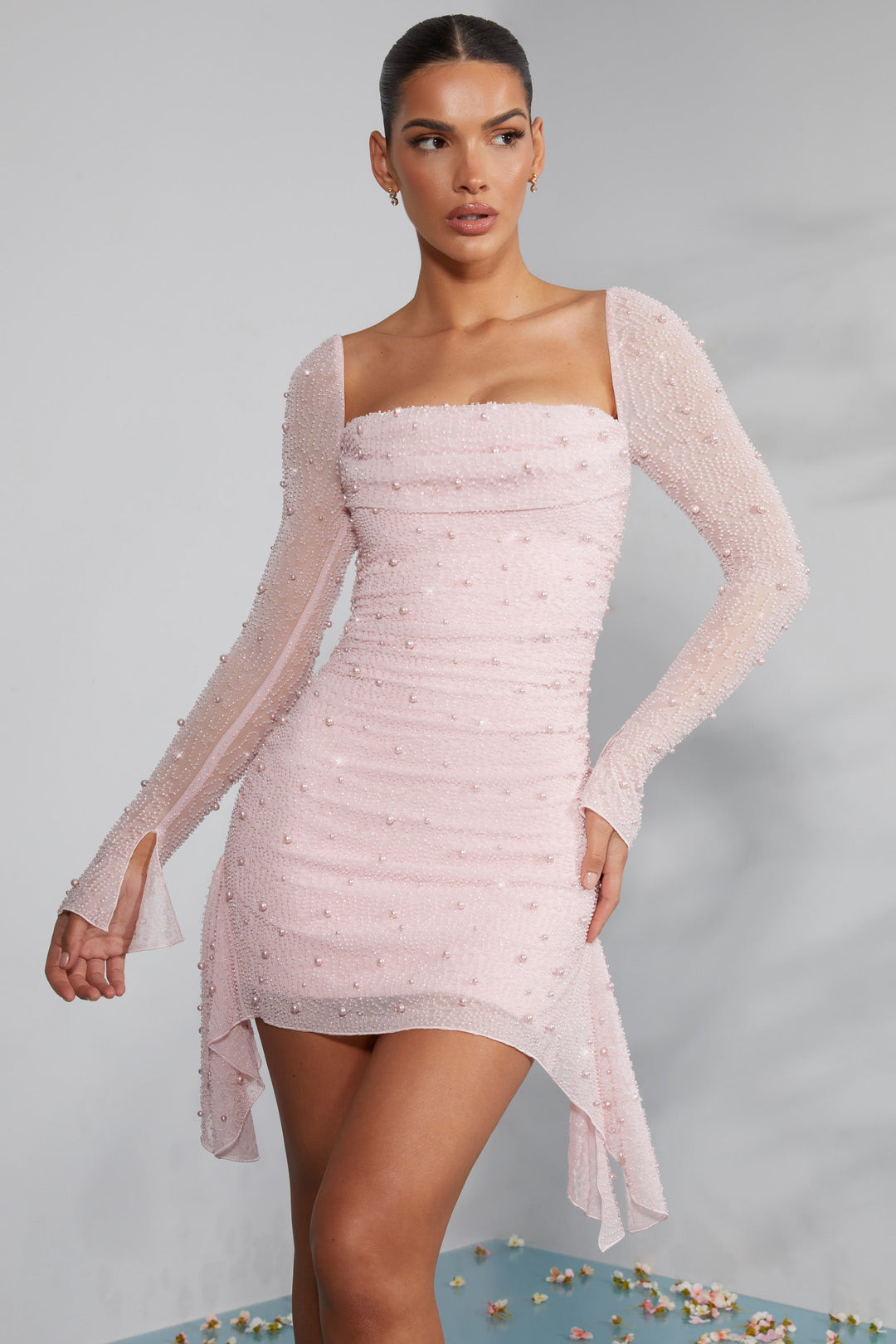 Dames feestjurk in roze met luxe kralenversiering en comfortabele lange mouwen voor stijl.