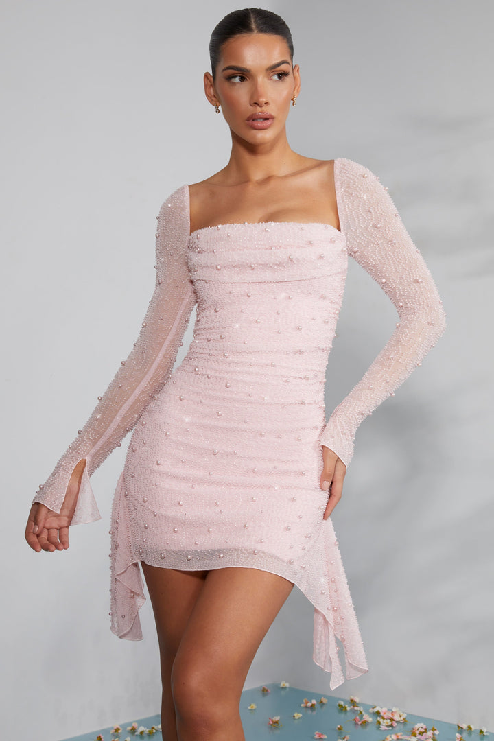 Dames feestjurk in roze met luxe kralenversiering en comfortabele lange mouwen voor stijl.