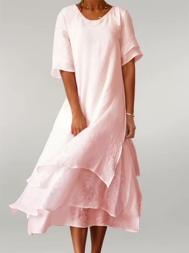 Roze gelaagde zomerjurk voor dames met elegante vloeiende mouwen, perfect voor zomerfeestjes.