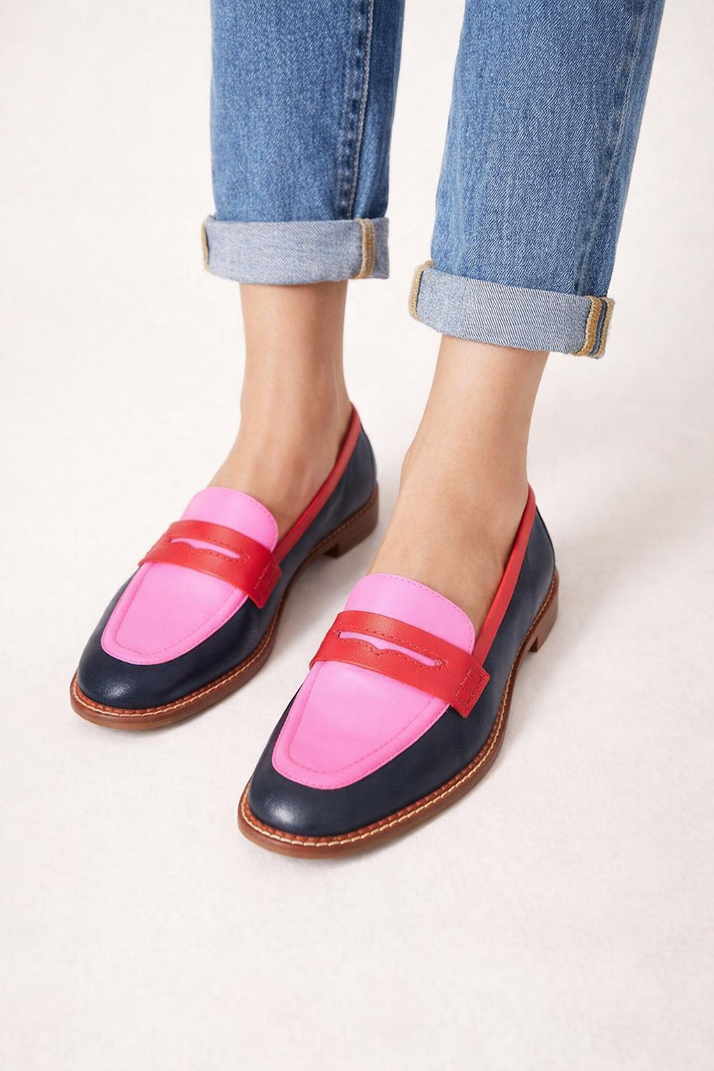 Roze klassieke dames mocassins met tweekleurig detail en comfortabele platte zool voor dagelijks gebruik.