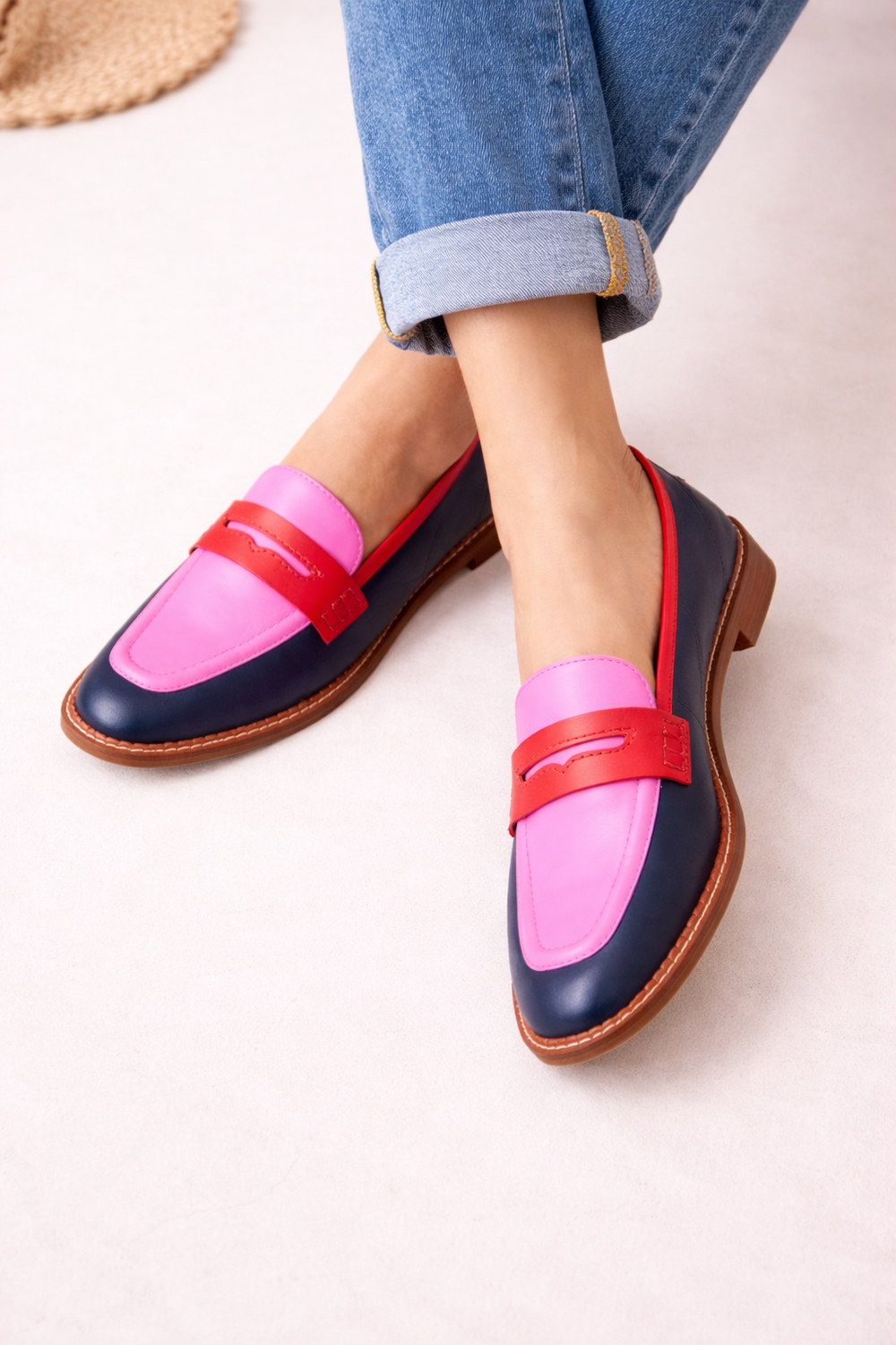 Elegante roze dames instappers met platte zool, ideaal voor comfortabel casual dragen in de zomer.