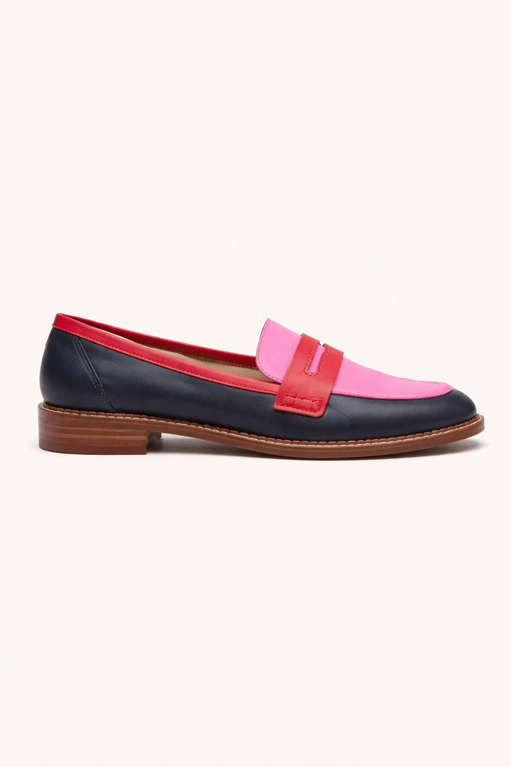 Tweekleurige roze dames mocassins met klassiek design en platte zool. Perfecte zomerschoenen.