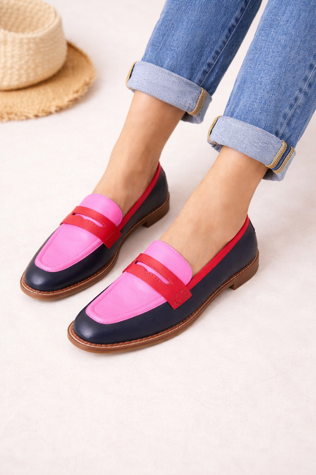 Comfortabele roze damesschoenen; klassieke mocassins met platte zool, ideaal voor casual en elegant.