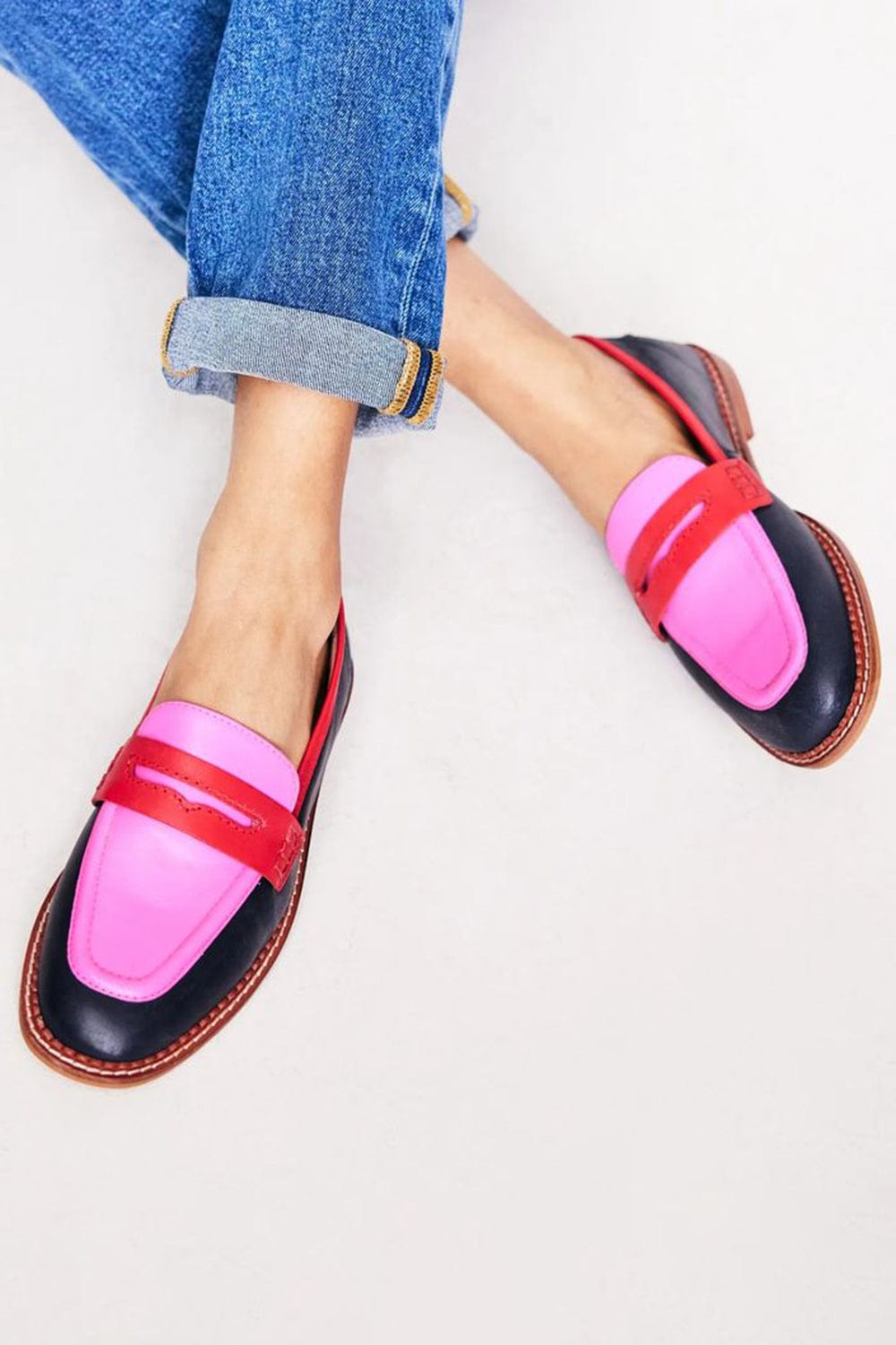 Stijlvolle roze dames instappers, zomers en comfortabel met tweekleurig detail en platte zool.