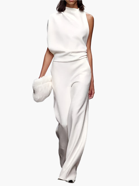 Model toont een roze mouwloze dames jumpsuit met wijde pijpen en ronde hals, trendy en elegant.