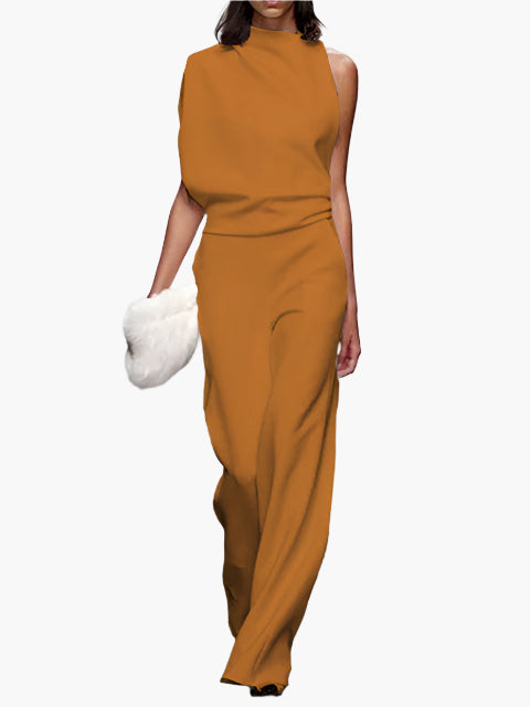 Vooraanzicht van een zwarte mouwloze dames jumpsuit met wijde pijpen en ronde hals, perfecte pasvorm.