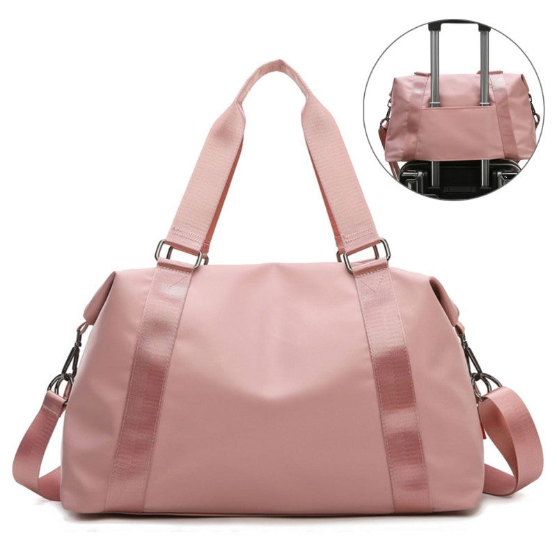 Roze waterdichte dames sporttas van nylon, ruim en comfortabel voor fitness, gym of weekendtrip. Trendy design.