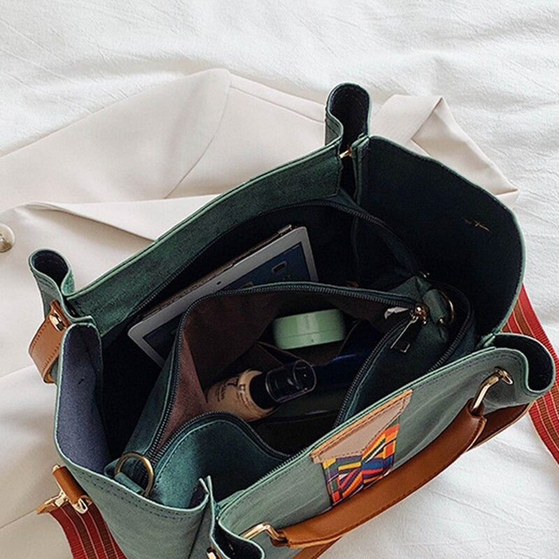 Praktische groene PU leren handtas voor dames. Ruim en comfortabel voor dagelijks gebruik.
