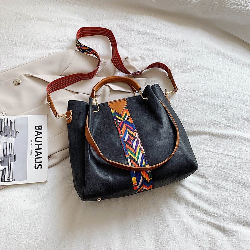 Vooraanzicht van een ruime bruine PU leren handtas voor dames. Elegant en praktisch accessoire.