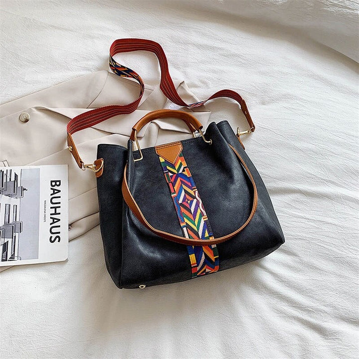 Vooraanzicht van een ruime bruine PU leren handtas voor dames. Elegant en praktisch accessoire.