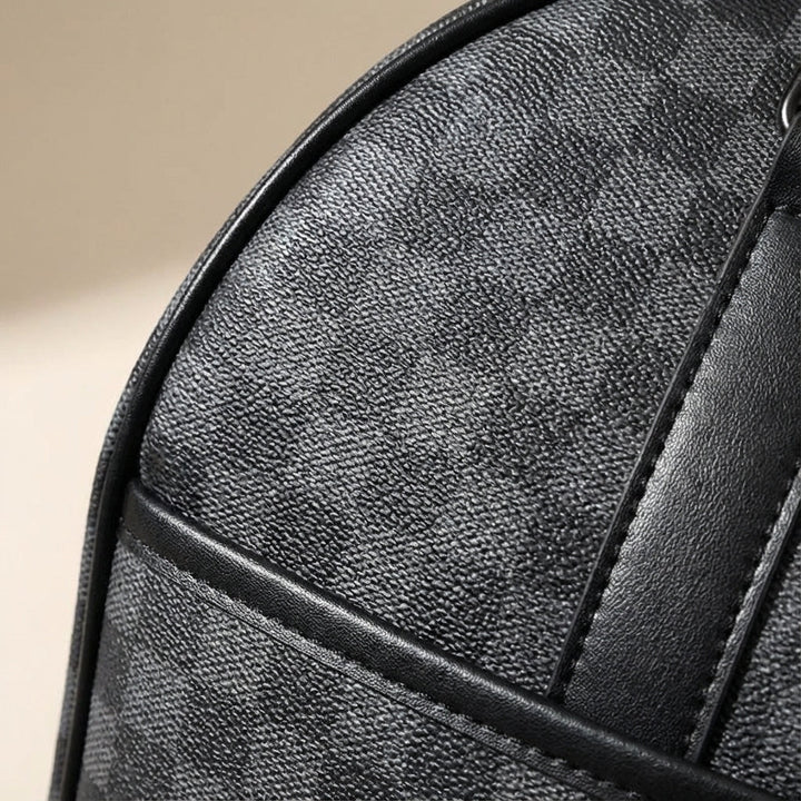 Stijlvolle weekendtas met uniek dambordpatroon. Ruime Checkerlyn reistas, perfect als modieus reisaccessoire.