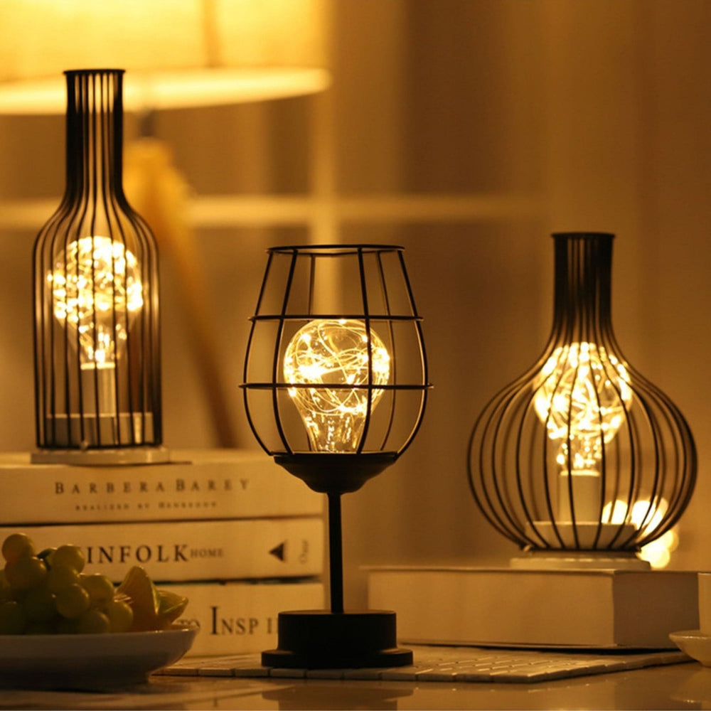 "Rustieke tafellamp met industrieel ontwerp, straalt warm licht uit, ideaal voor sfeerverlichting in moderne interieurs."