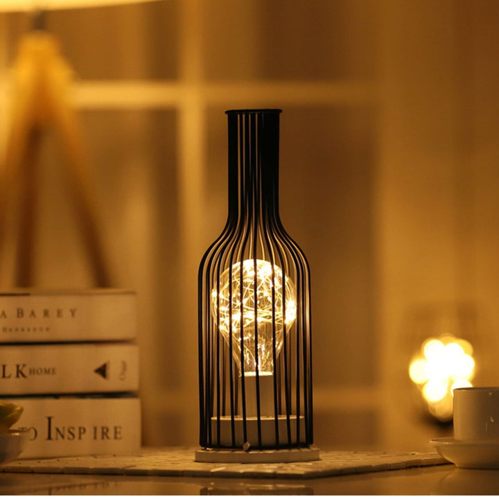 "Rustieke tafellamp met industrieel ontwerp, straalt warm licht uit, ideaal voor sfeerverlichting in moderne interieurs."