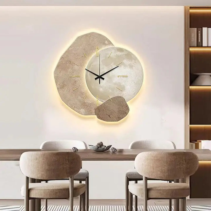 Scandinavische luxe wandklok met modern design en sfeervolle LED-verlichting voor de woonkamer.