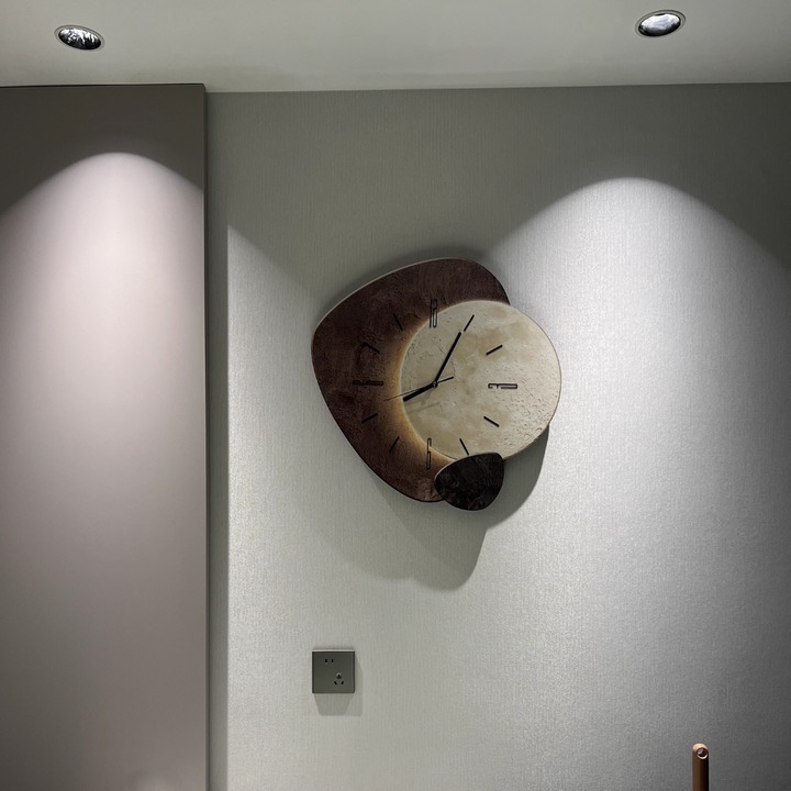 Moderne luxe wandklok met zachte verlichting, ideaal als sfeervolle interieur decoratie en tijdsaanduiding.