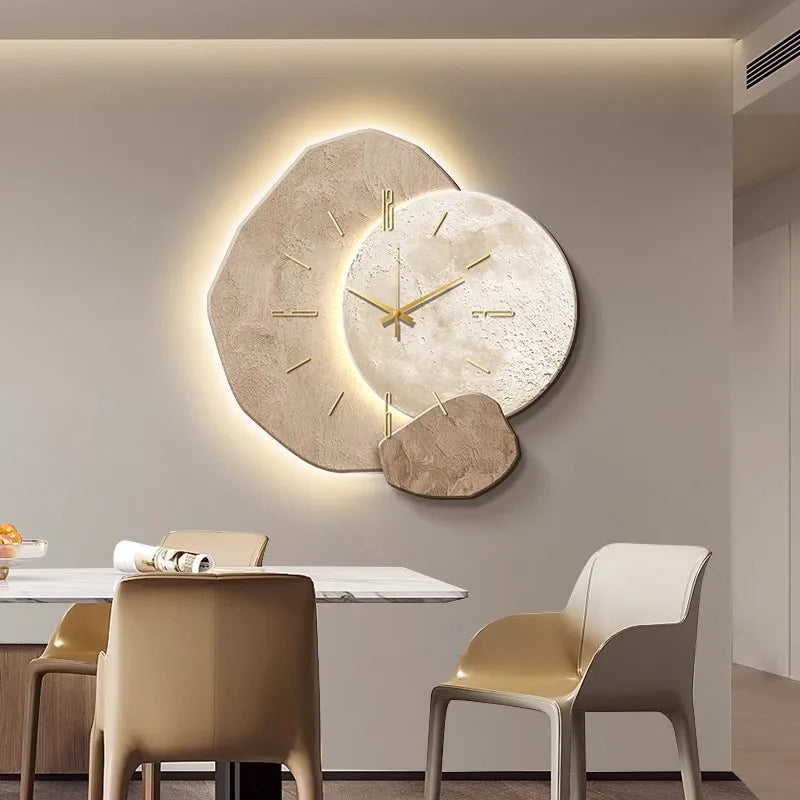 Verlichte design klok voor interieur, een elegante Scandinavische wandklok met geïntegreerde verlichting.